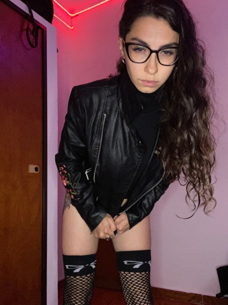 Abrilcarolina (@abrilcarolina), OnlyFans creator
