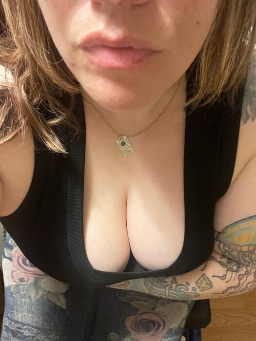 Adelaide333 (@adelaide333), OnlyFans creator