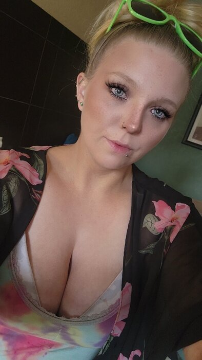 Alaskanchick (@alaskanchick), OnlyFans creator