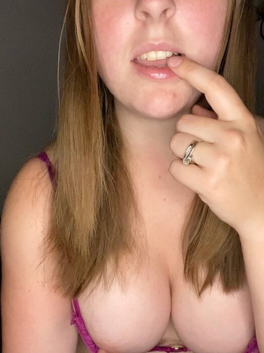 Albertahotmom (@albertahotmom), OnlyFans creator