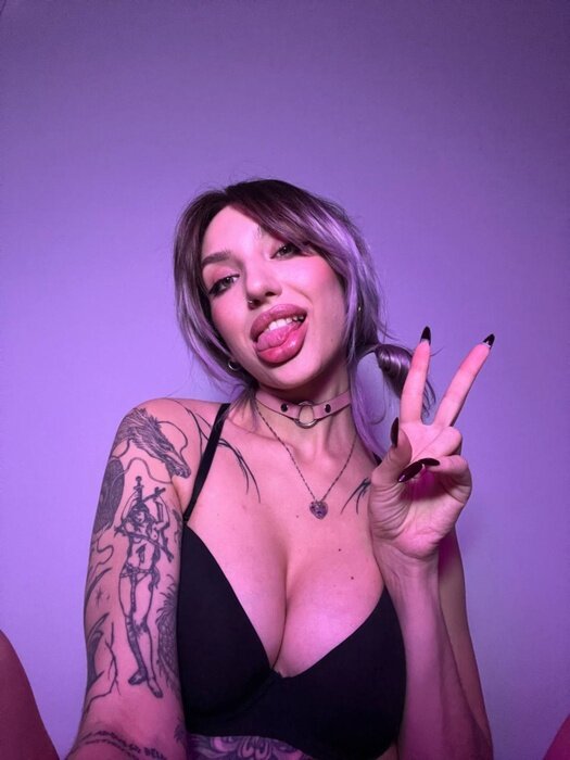 Alyssa (@alice_badgirl), OnlyFans creator