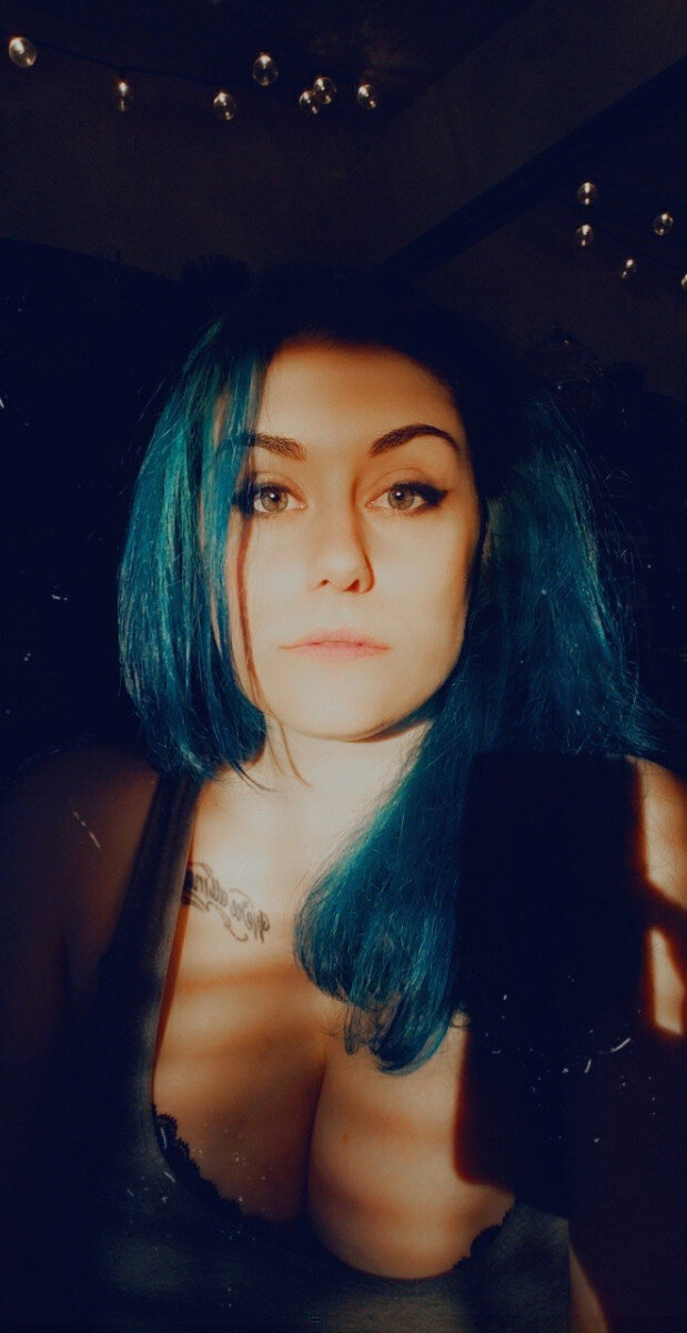 Alix (@alixmercury), OnlyFans creator
