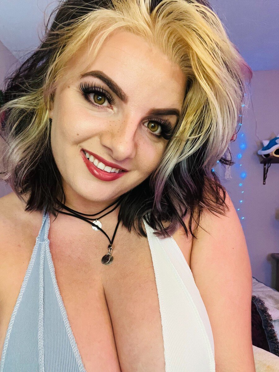 Alliebay (@alliebay), OnlyFans creator