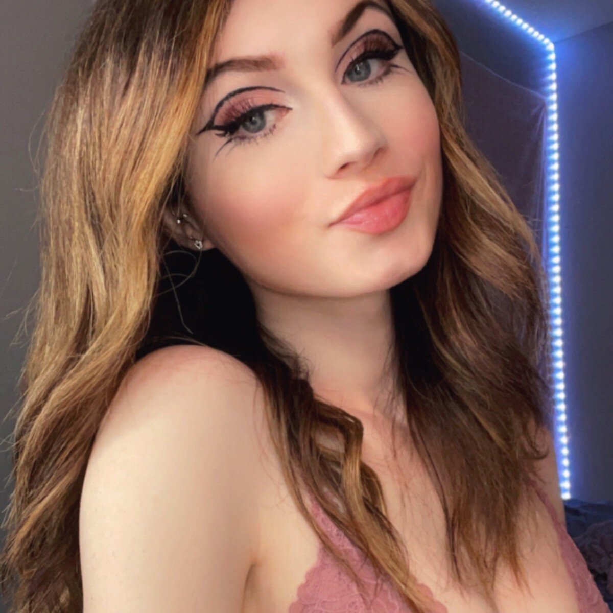 Alliecrowns (@alliecrowns), OnlyFans creator