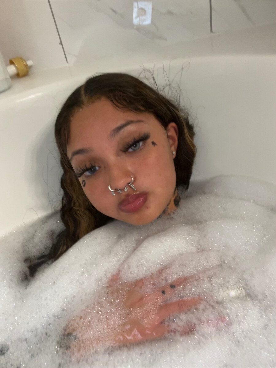 Aloranoelle (@aloranoelle), OnlyFans creator