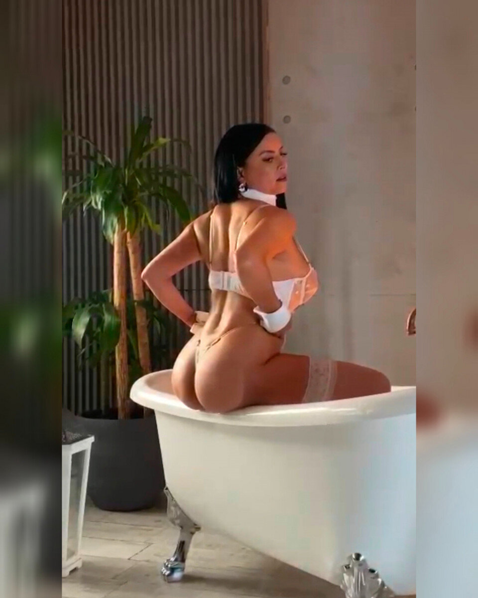 Antonella (@antonella-blake), OnlyFans creator