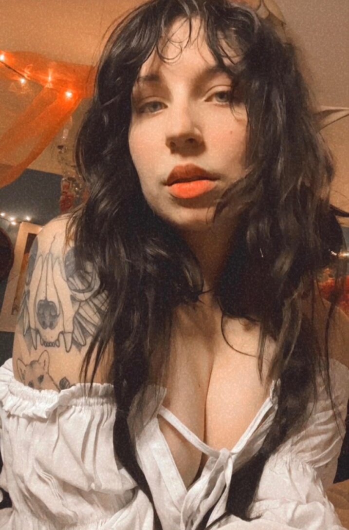 Aphroditeluna (@aphroditeluna), OnlyFans creator