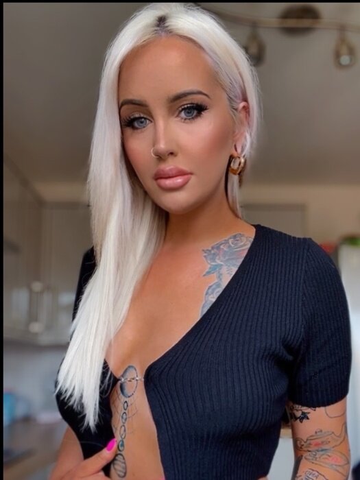 Aprilslittlesecret (@aprils_little_secret), OnlyFans creator