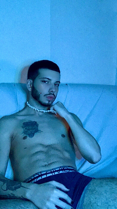 Aronsnk99 (@aron_snk99), OnlyFans creator