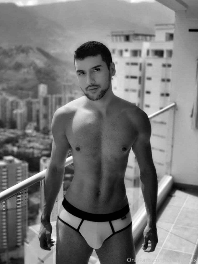 Aronmaxxx (@aronmaxxx), OnlyFans creator