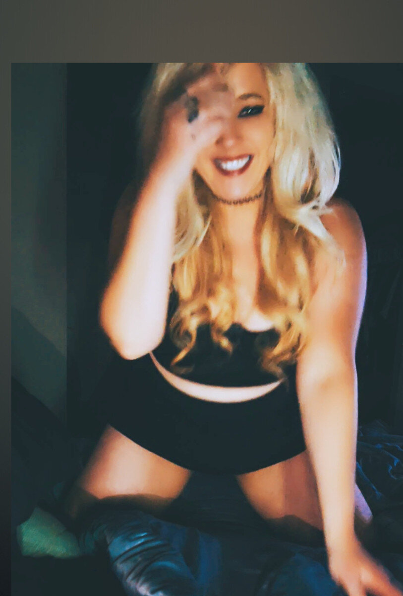 Artdontpaythebills (@artdontpaythebills), OnlyFans creator