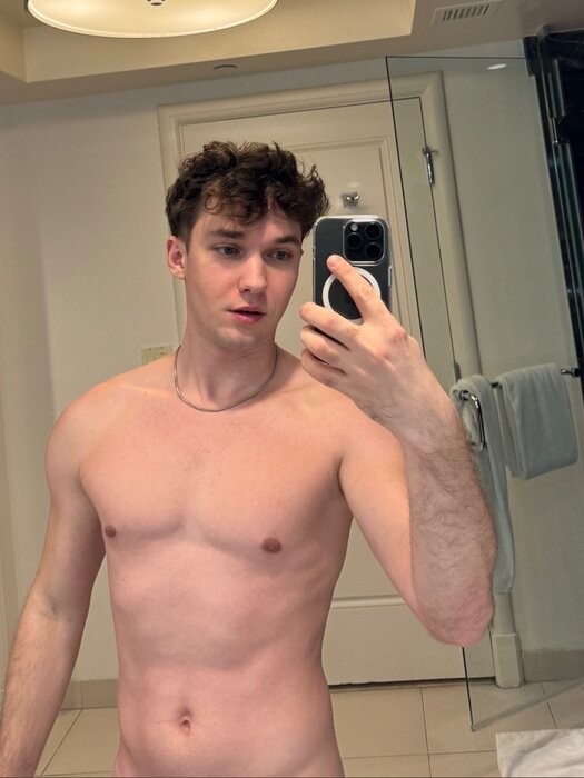 Artiomboyx (@artiomboyx), OnlyFans creator
