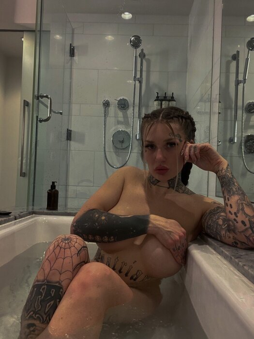 Aweedaaa (@aweedaaa), OnlyFans creator