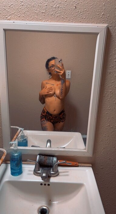 Babygirlxoxo17 (@babygirlxoxo17), OnlyFans creator