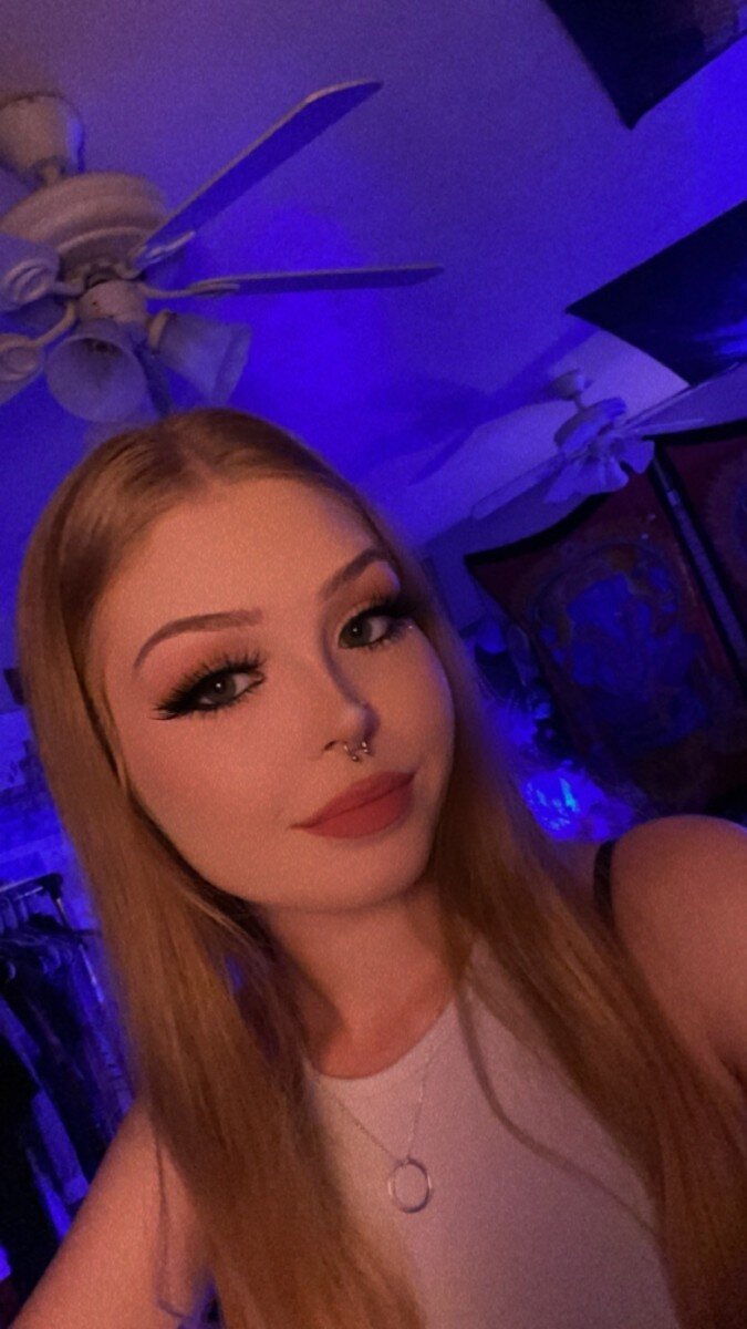 Bbdarlingholly (@bbdarlingholly), OnlyFans creator