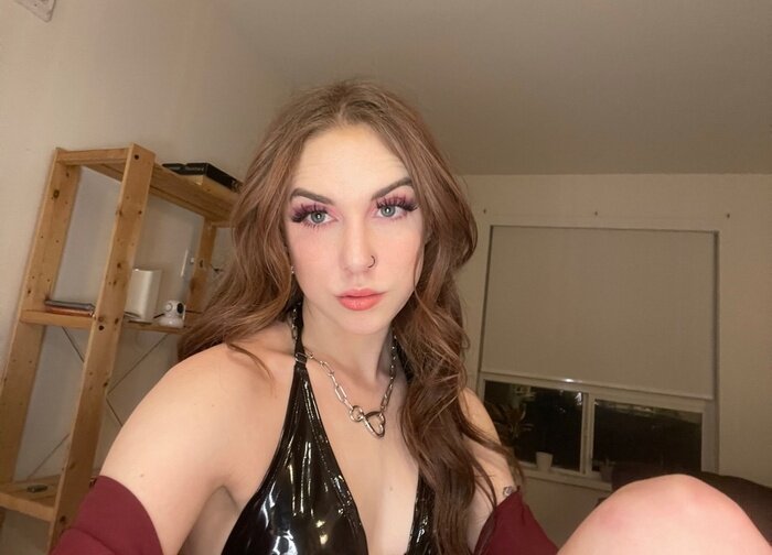 Beeshoneypot420 (@beeshoneypot420), OnlyFans creator