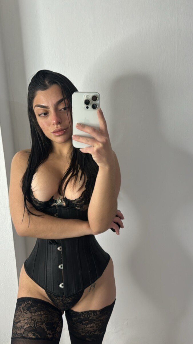 Bella (@bellashurbet), OnlyFans creator