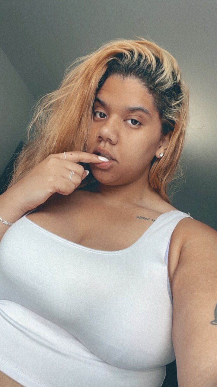 Just (@bellatoez), OnlyFans creator