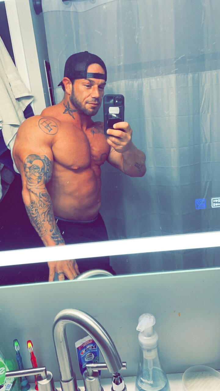 Bigeazzzyyy (@bigeazzzyyy), OnlyFans creator