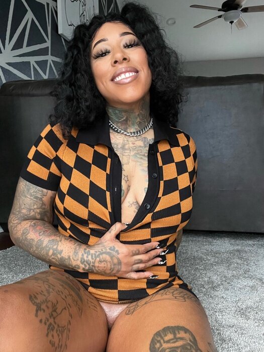 Bigggkrys (@bigggkrys), OnlyFans creator