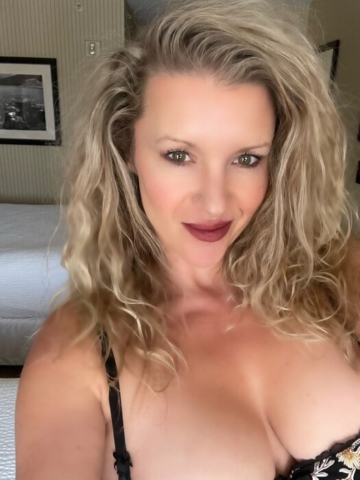 Billiehotwife (@billie_hotwife), OnlyFans creator
