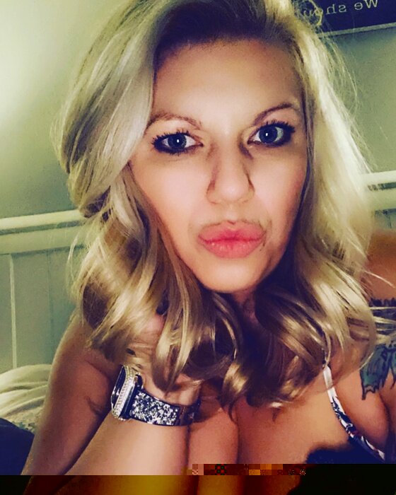 Blondeb143 (@blondeb143), OnlyFans creator