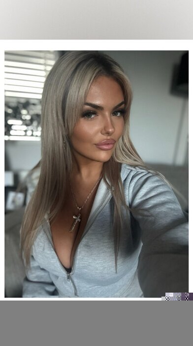 Blondebarbiexox (@blondebarbie_xox), OnlyFans creator