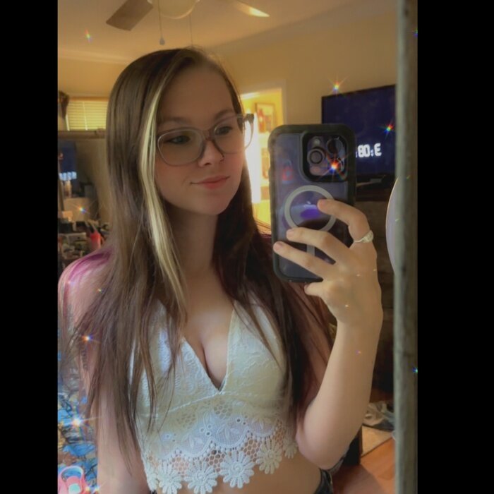 Blondiiie18 (@blondiiie18), OnlyFans creator