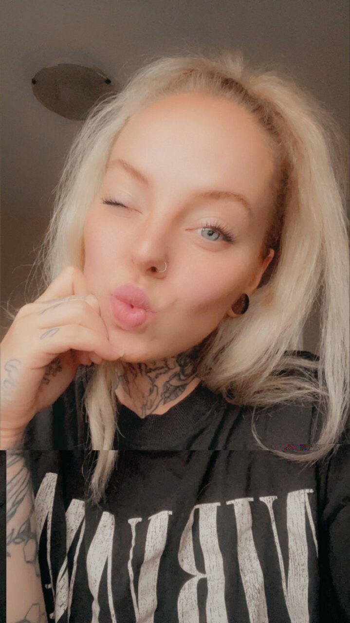 Bluenblonde (@bluenblonde), OnlyFans creator