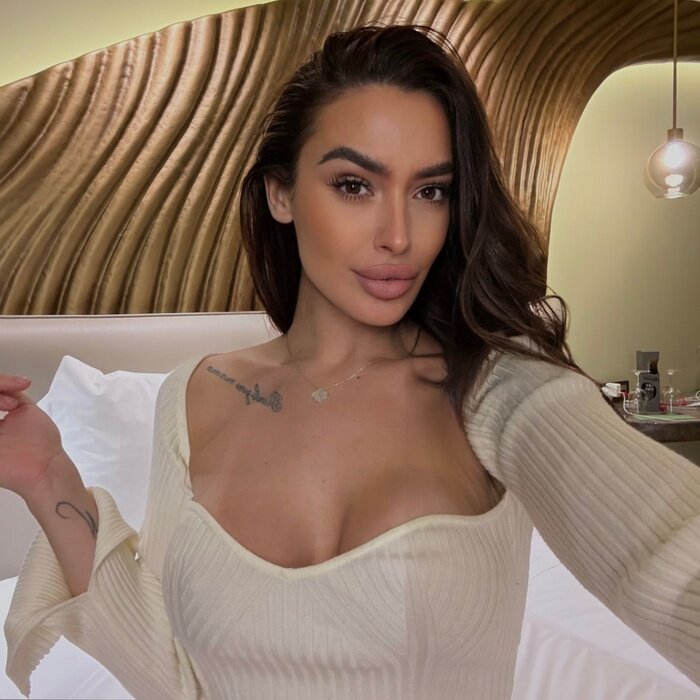 Ariana (@bombariana), OnlyFans creator