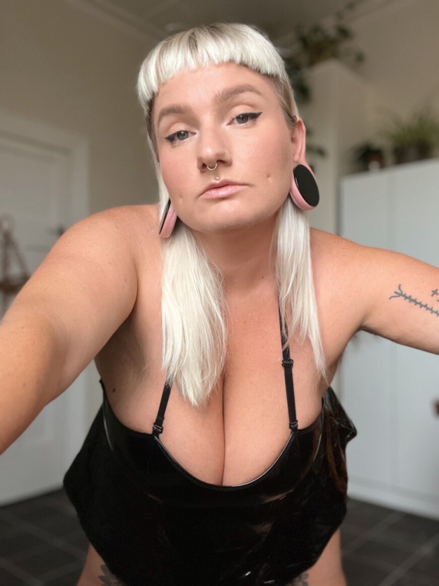 Bonnielady (@bonnielady), OnlyFans creator