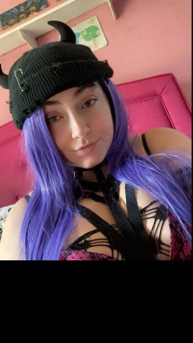 Brattybuggzz (@brattybuggzz), OnlyFans creator