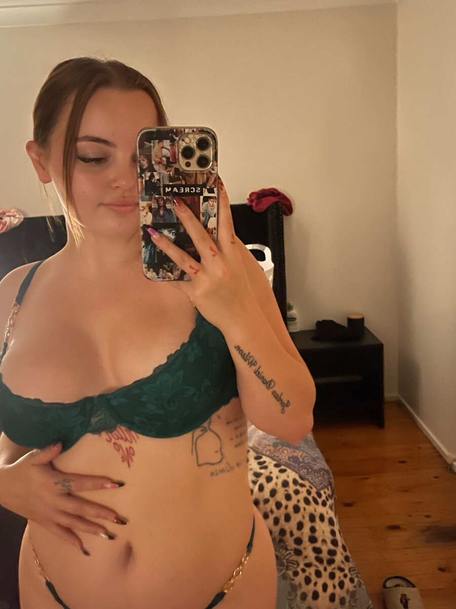 Brunettebabyyyxo (@brunettebabyyyxo), OnlyFans creator