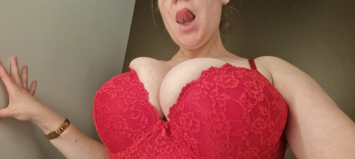 Bustylana (@busty.lana), OnlyFans creator