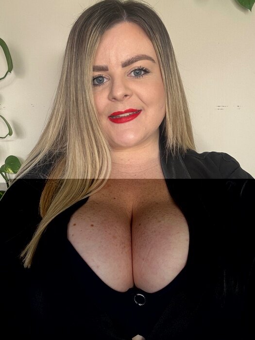 Bustyblonde7 (@bustyblonde7), OnlyFans creator