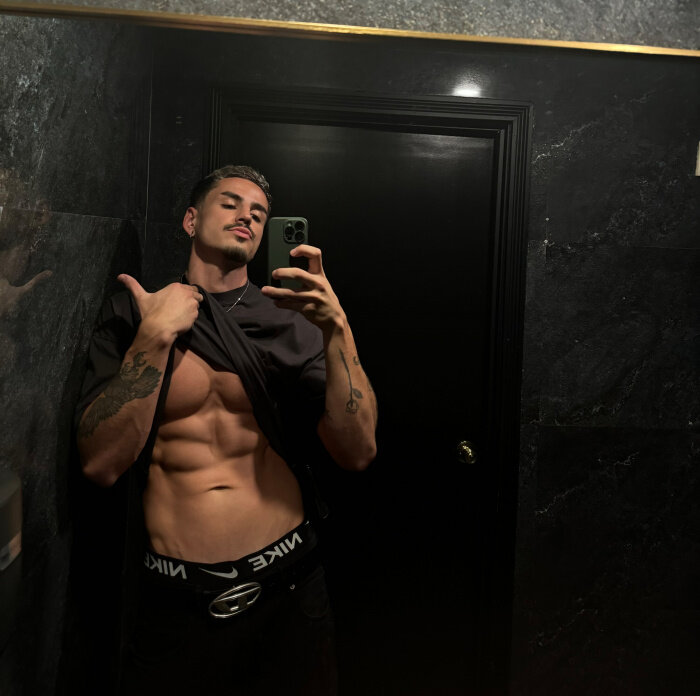 Callmeromeomay (@callmeromeomay), OnlyFans creator
