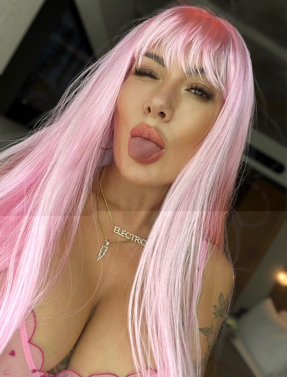 Carlyelectriclive (@carlyelectriclive), OnlyFans creator
