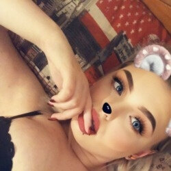 Chlo (@chloemari), OnlyFans creator