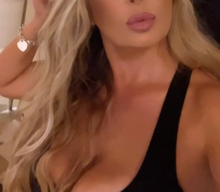 Chrissielovexoxo (@chrissielovexoxo), OnlyFans creator