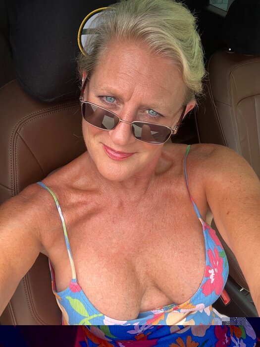 Classymom53 (@classymom53), OnlyFans creator