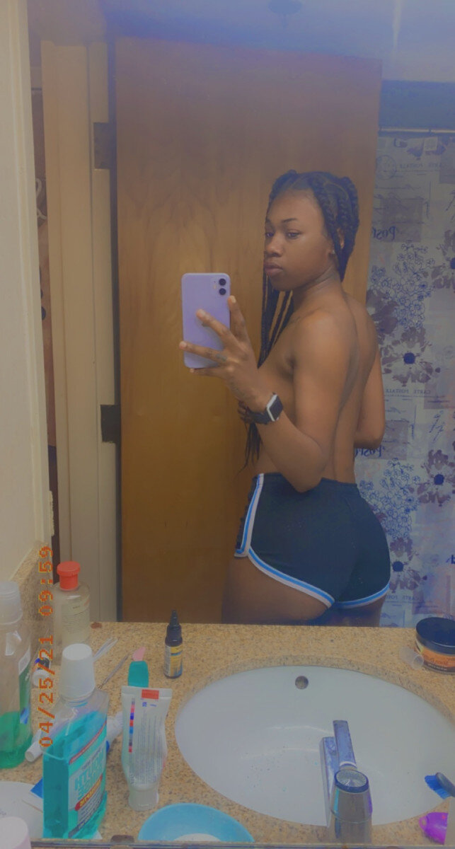 Crimsonrosee (@crimsonrosee), OnlyFans creator