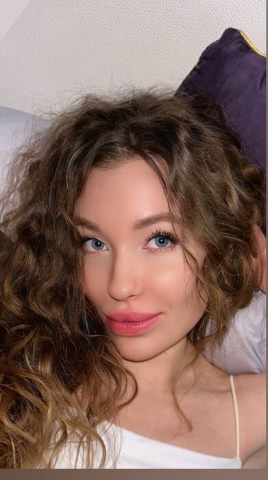 Curlyalina (@curly_alina), OnlyFans creator