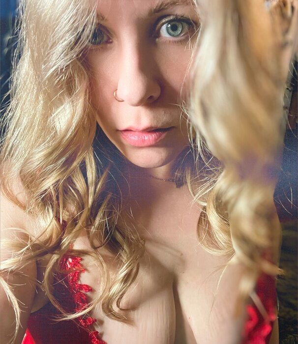 Dezzziianne2 (@dezzziianne2), OnlyFans creator
