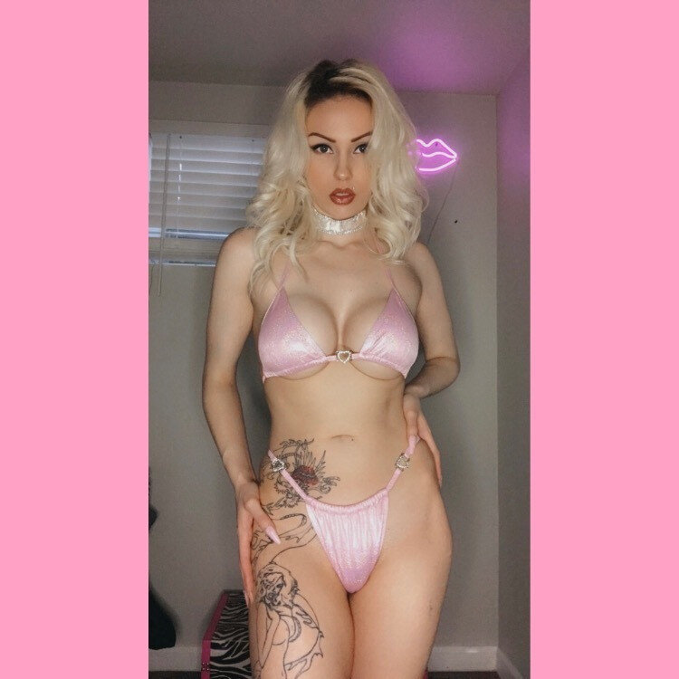 Dollybimbobabe (@dolly_bimbo_babe), OnlyFans creator