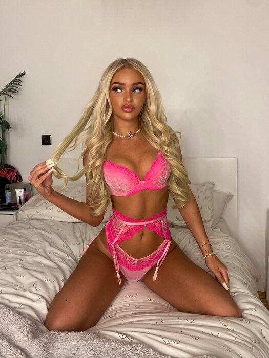 Dollyrokstarr (@dollyrokstarr), OnlyFans creator