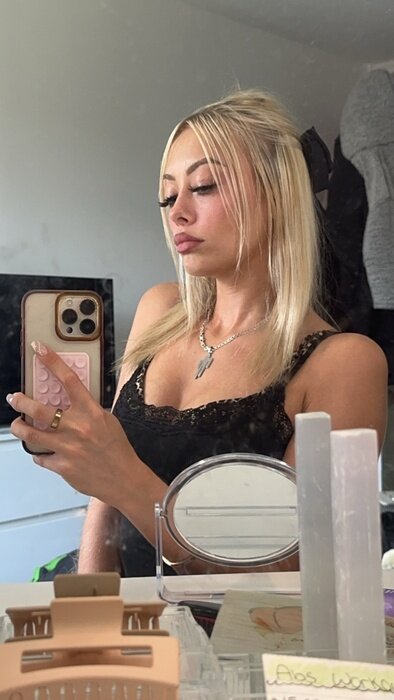 Elliejonez69 (@elliejonez69), OnlyFans creator