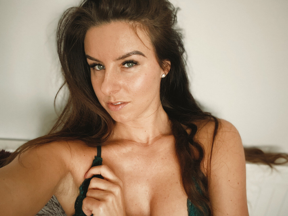 Emeraldkittycat (@emerald_kittycat), OnlyFans creator