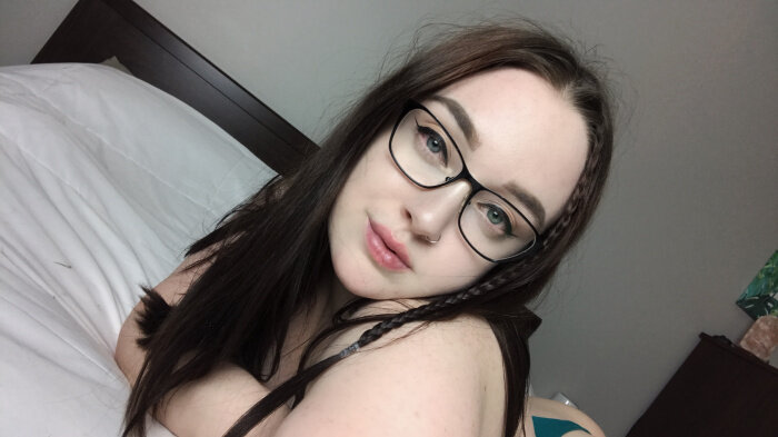 Emi (@emihawthorne), OnlyFans creator