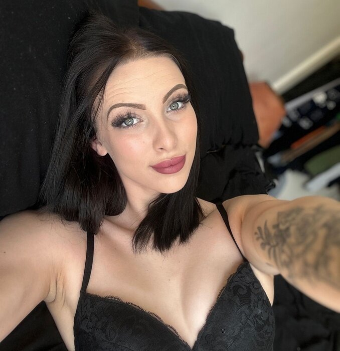 Emilychloee (@emilychloee), OnlyFans creator