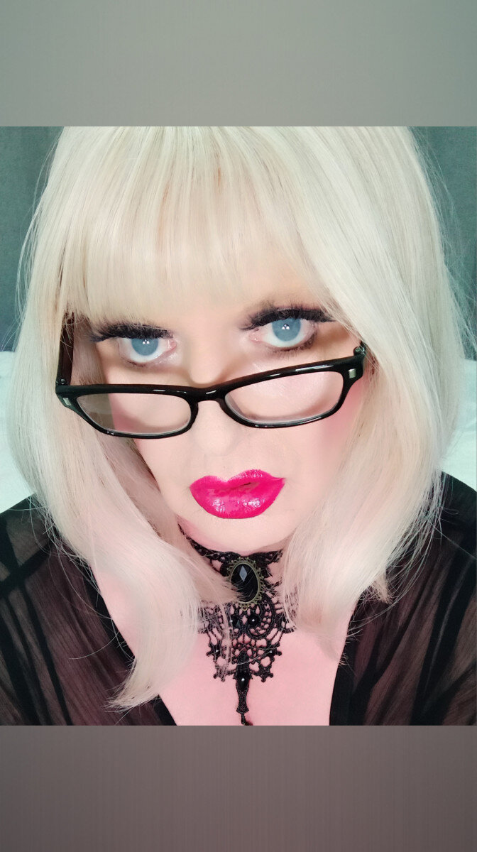 Emmabrowne69 (@emmabrowne69), OnlyFans creator